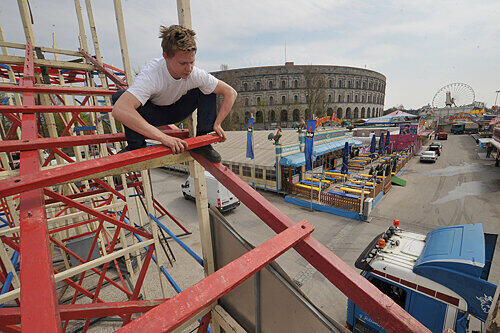 Damit die 101 Jahre alte &bdquo;Toboggan&ldquo;-Rutsche die Nürnberger sicher nach unten befördert, ist bei den Aufbau-Arbeiten in luftiger Höhe Sorgfalt angesagt.