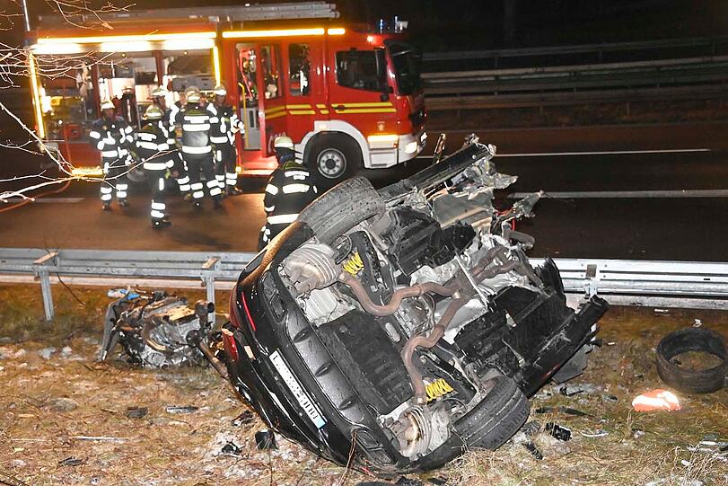 Der Mercedes wurde zum Teil auseinandergerissen, zahllose Tr&uuml;mmer verteilten sich auf einer gr&ouml;&szlig;eren Fl&auml;che, darunter der komplette Motor.
