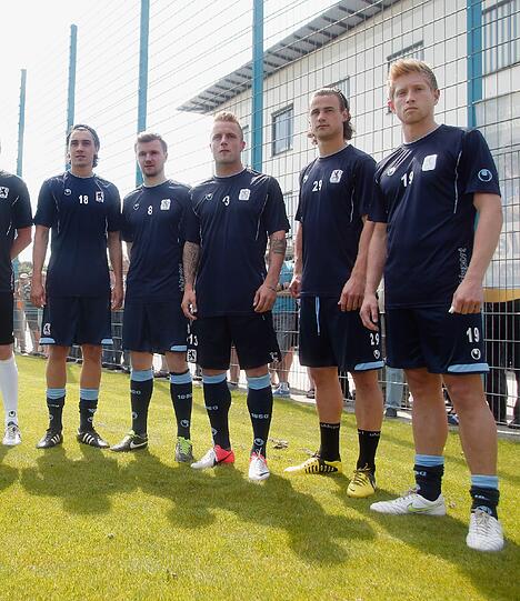 Strahlender Sonnenschein: Der TSV 1860 startet die Mission Aufstieg. Mit dabei: Die Neulöwen Daniel Adlung, Yannick Stark, Stephan Hain, Sebastian Hertner und Markus Schwabl. Die Bilder