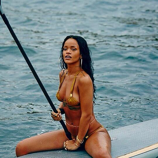 Weitere sexy Bilder von Rihanna.