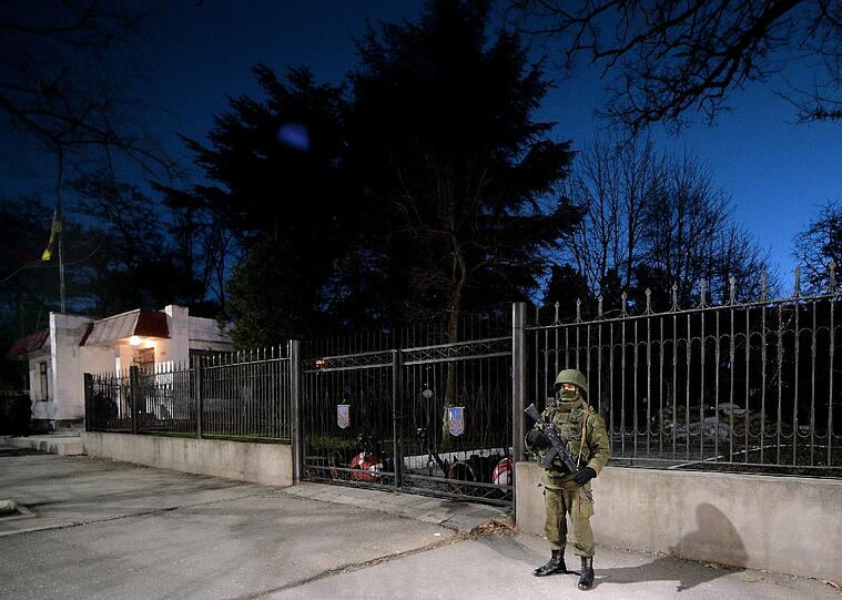 Konfrontation zwischen russischen und ukrainischen Soldaten vor einer Navy-Basis in Simferopol: die Bilder.
