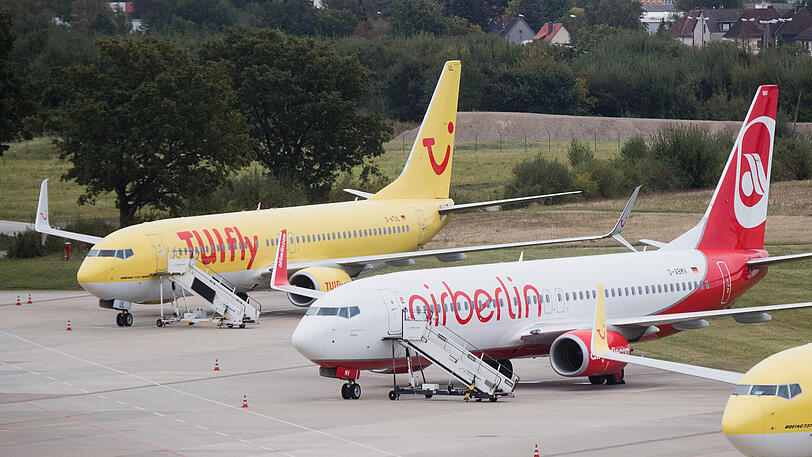 Flugzeuge von Tuifly und Air Berlin parken am Flughafen in Hannover.