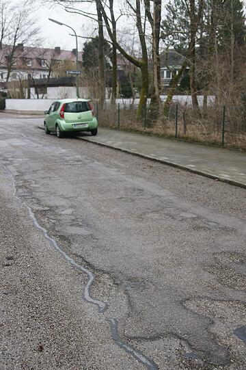 Das ist Harlachings Buckelpiste: Die Söltlstraße, zwischen St.-Magnus-Straße und Säbenerstraße, müsste dringend komplett saniert werden, finden die verärgerten Anwohner.