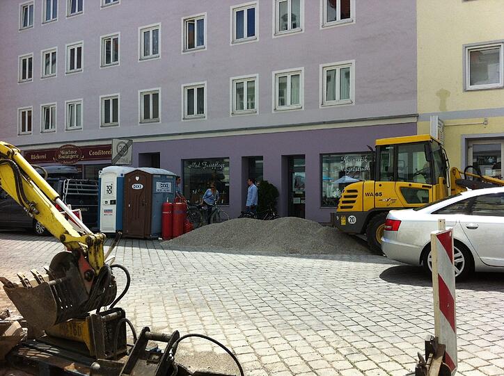 Auch kleine Geschäfte sind gleich neben der Baustelle.