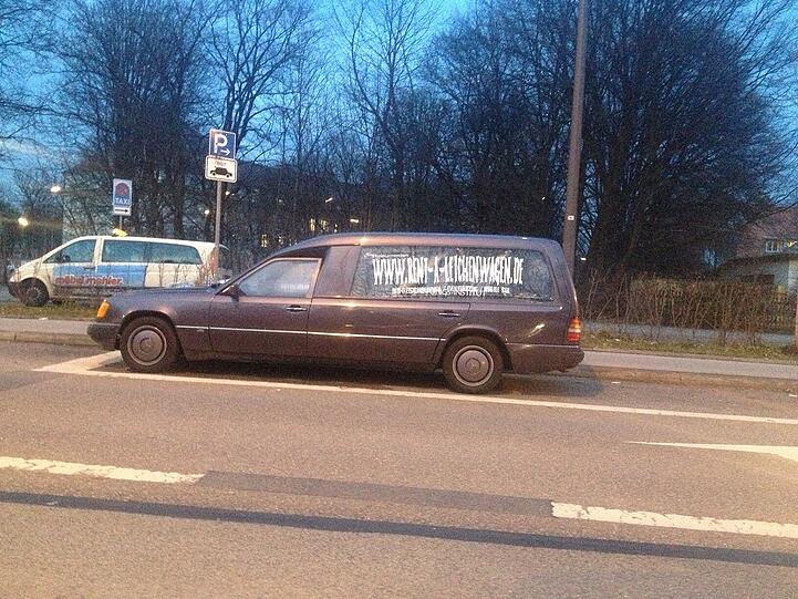 Der Grufti-Shuttle: Dieser Leichenwagen ist als morbider Gag zu mieten.