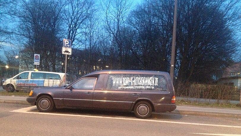 Der Grufti-Shuttle: Dieser Leichenwagen ist als morbider Gag zu mieten. Der Grufti-Shuttle: Dieser Leichenwagen ist als morbider Gag zu mieten.