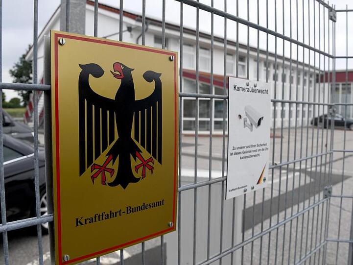 Ein Schild "Kraffahrt-Bundesamt" auf dem Gelände des Abgaslabors des Kraftfahrt-Bundesamtes. Foto: Carsten Rehder/Archivbild