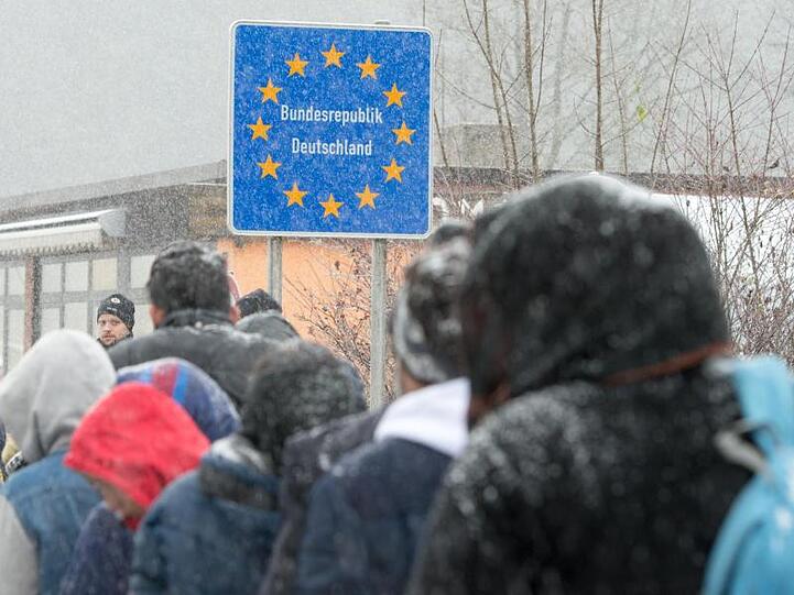 Flüchtlinge überqueren im November 2015 die deutsch-österreichische Grenze.