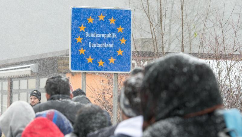 Flüchtlinge überqueren im November 2015 die deutsch-österreichische Grenze. Flüchtlinge überqueren im November 2015 die deutsch-österreichische Grenze.
