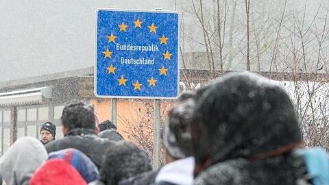 Flüchtlinge überqueren im November 2015 die deutsch-österreichische Grenze.