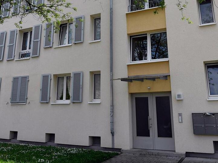 Der Angeklagte soll sein zwei Monate altes Kind vom Balkon seiner Wohnung im zweiten Stock fallen gelassen haben.