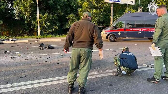 Auf diesem vom russischen Untersuchungsausschuss veröffentlichten Handout-Foto arbeiten Ermittler am Ort der Explosion eines von Daria Dugina gefahrenen Autos außerhalb von Moskau.