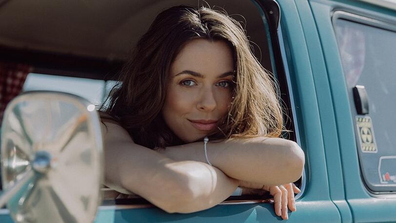 Vanessa Mai ist mit Wolkenfrei und einer neuen Single zurück.