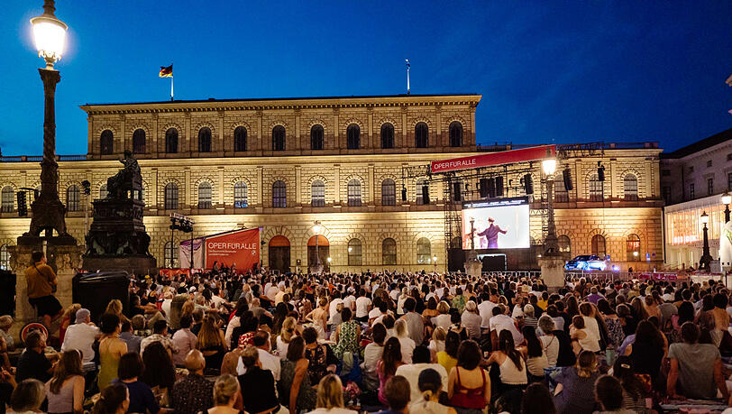 Die Bayerische Staatsoper bemüht sich seit Jahrzehnten durch Veranstaltungen wie „Oper für alle“ um eine Öffnung. Da würde ein Dresscode reichlich anachronistisch wirken. Die Bayerische Staatsoper bemüht sich seit Jahrzehnten durch Veranstaltungen wie „Oper für alle“ um eine Öffnung. Da würde ein Dresscode reichlich anachronistisch wirken.