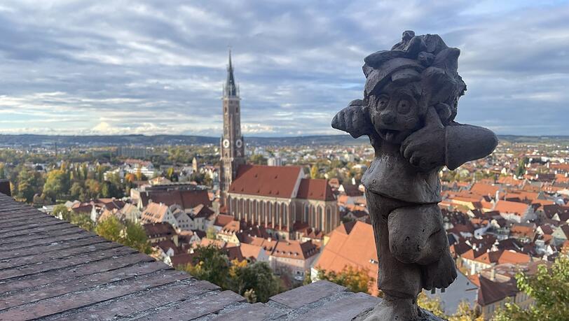 Der legend&auml;rfe Pumuckl treibt derzeit in Landshut Schabernack. An vielen Orten ist er zu finden: wie hier auf einem Mauervorsprung oben bei der Burg Trausnitz.