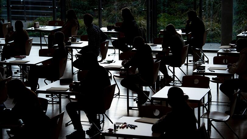 Künstliche Intelligenz wird an bayerischen Schulen zur immer größeren Herausforderung, wenn es darum geht, Betrugsversuche zu unterbinden. (Symbolbild) Künstliche Intelligenz wird an bayerischen Schulen zur immer größeren Herausforderung, wenn es darum geht, Betrugsversuche zu unterbinden. (Symbolbild)