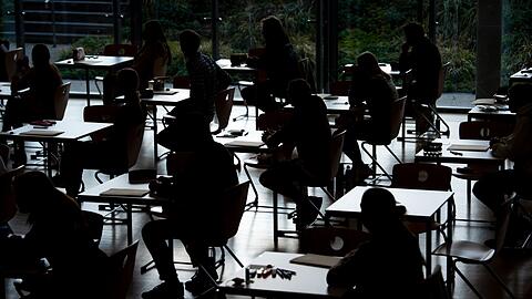 K&uuml;nstliche Intelligenz wird an bayerischen Schulen zur immer gr&ouml;&szlig;eren Herausforderung, wenn es darum geht, Betrugsversuche zu unterbinden. (Symbolbild)