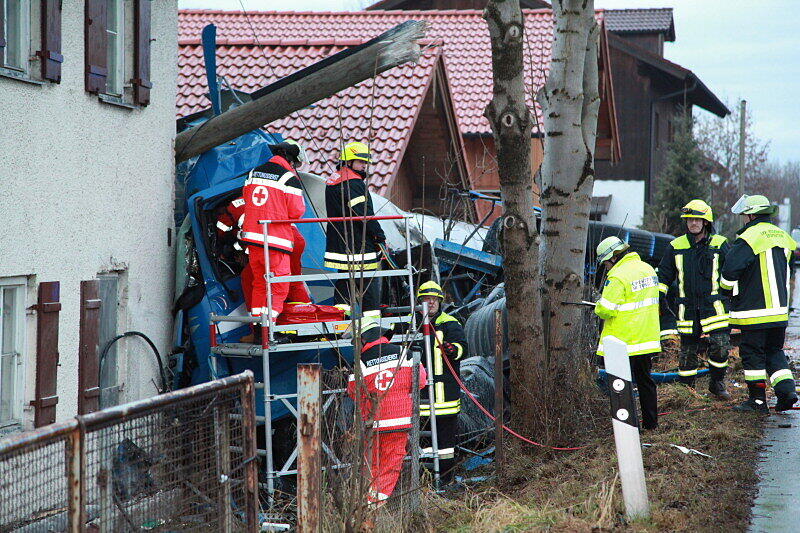 Ein mit 25 Tonnen Rahm beladener Lkw stößt am Sonntagmorgen mit einem BMW zusammen, stürzt in einen Graben und begräbt das Auto halb unter sich.