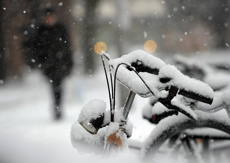 Kalt erwischt: Der Winter bedeckt viele Straße in Deutschland mit Schnee. Die Bilder.