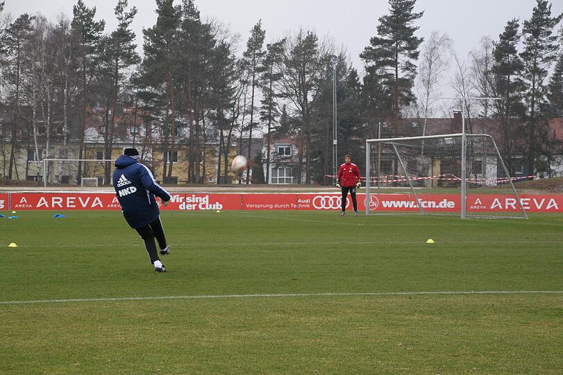 Ersatz-Keeper Patrick Rakovsky trainiert mit Adam Matysek das Abfangen hoher Bälle.