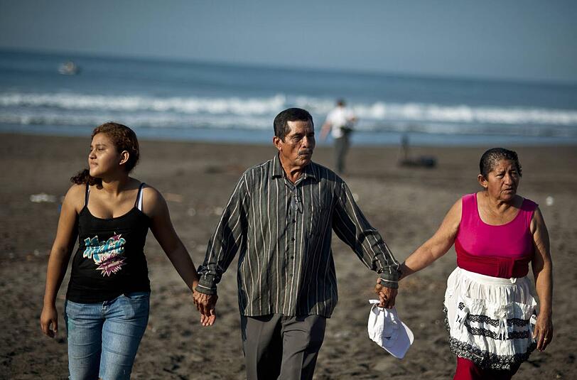 Die Familie von Jose Alvarenga am Strand: Tochter Fatima, Vater Jose, Mutter Julia Maria (von links nach rechts).