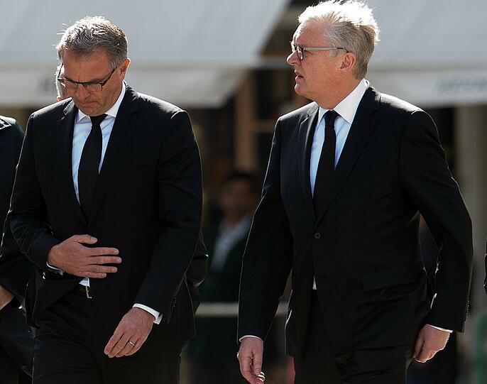 Der Lufthansa-Vorstandsvorsitzende Carsten Spohr (l) und Germanwings-Geschäftsführer Thomas Winkelmann (r) auf dem Weg in den Dom zur Trauerfeier für die Opfer des Absturzes des Germanwings-Fluges.