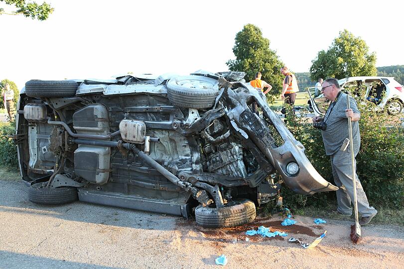 Ein 53-jähriger Autofahrer ist zwischen Wasserfall und Ansbach frontal in den Wagen eines Ehepaars gerast. Die Bilder der Unfallstelle.