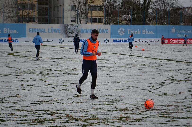 Die Löwen im Schnee: Der TSV 1860 musste am Freitag vor Beginn des Trainingslagers auf weißem - und nicht wie gewohnt auf grünem - Untergrund trainieren.
