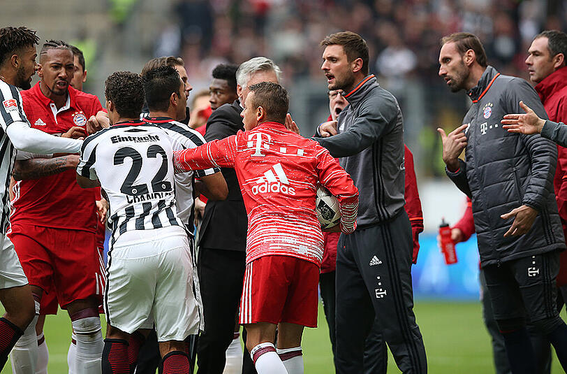 Ersatztorwart Tom Starke (rechts) musste nach der Rudelbildung in der Partie des FC Bayern bei Eintracht Frankfurt den Innenraum verlassen.