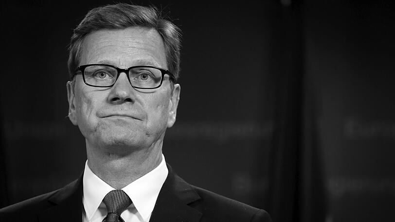 Der ehemalige FDP-Vorsitzende und Bundesaußenminister Guido Westerwelle starb am 18. März im Alter von 54 Jahren an Leukämie (Blutkrebs).