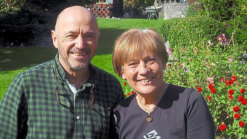 Seit 1980 verheiratet &ndash; und eine glückliche Familie mit Kindern und Enkelkindern: Christian Neureuther und Rosi Mittermaier im heimischen Garten.