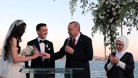 Der türkische Präsident Recep Tayyip Erdogan (re.) auf der Hochzeit von Mesut Özil und seiner Ehefrau Amine Gülse.