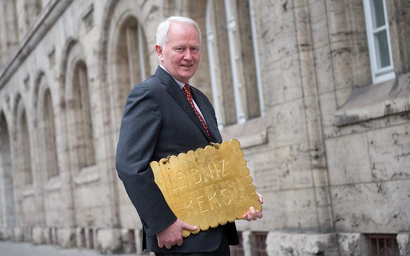 Der Firmenchef Werner M. Bahlsen mit dem nach einer langen Entführung zurück gegebenen Symbol der Kekshersteller.