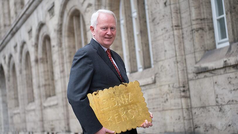 Der Firmenchef Werner M. Bahlsen mit dem nach einer langen Entführung zurück gegebenen Symbol der Kekshersteller. Der Firmenchef Werner M. Bahlsen mit dem nach einer langen Entführung zurück gegebenen Symbol der Kekshersteller.