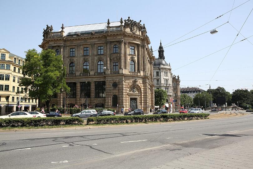 Türmchenlos: das Bauwerk heute. Lenbach- und Wittelsbacherplatz zählen formal eigentlich zur Altstadt, doch von hier aus hat die Anlage der Maxvorstadt ihren Anfang genommen.