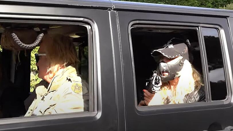 Carmen Geiss schießt mit einer Softair-Pistole aus dem Auto auf "Coronaviren". Carmen Geiss schießt mit einer Softair-Pistole aus dem Auto auf "Coronaviren".