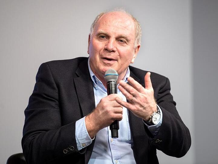 Uli Hoeneß, Präsident des FC Bayern München eV, spricht einer Pressekonferenz. Foto: Sina Schuldt/Archiv