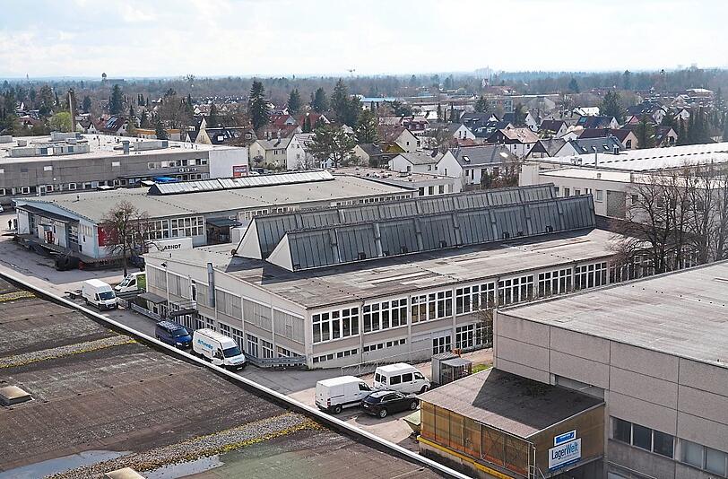 Ein Draufblick auf die noch stehenden Lagerhallen am Kirschgelände. Dahinter grenzen viele Einfamilienhäuser von Untermenzing an.