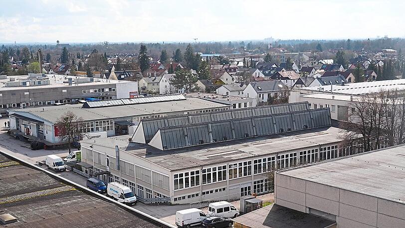 Ein Draufblick auf die noch stehenden Lagerhallen am Kirschgelände. Dahinter grenzen viele Einfamilienhäuser von Untermenzing an. Ein Draufblick auf die noch stehenden Lagerhallen am Kirschgelände. Dahinter grenzen viele Einfamilienhäuser von Untermenzing an.