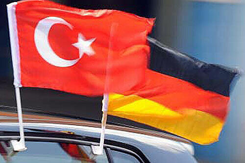 Flagge zeigen: Ein Autofahrer mit türkischem Migrationshintergrund hat zwei Fahnen am Auto montiert.
