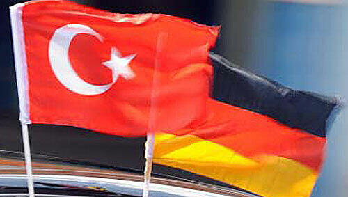 Flagge zeigen: Ein Autofahrer mit türkischem Migrationshintergrund hat zwei Fahnen am Auto montiert. Flagge zeigen: Ein Autofahrer mit türkischem Migrationshintergrund hat zwei Fahnen am Auto montiert.