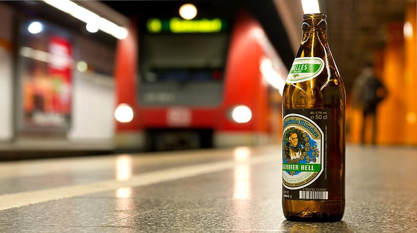 Verrückt: Über die Social Media-Plattform Facebook haben sich rund 1.600 Menschen vor der Einführung des Alkoholverbots in der S-Bahn zu einem "Abschiedstrinken" verabredet.