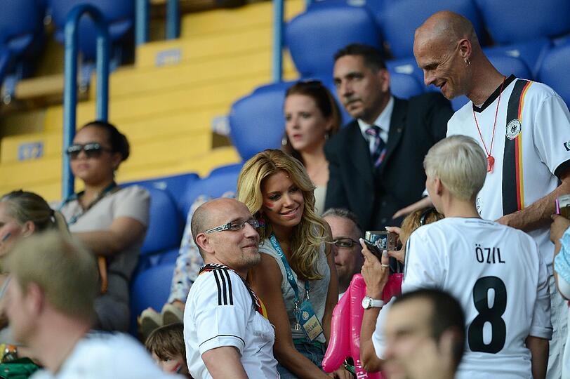 Schön wie eh und je zeigt sich Sylvie van der Vaart auf der Tribüne beim Spiel gegen Deutschland. Ihrem Mann hat sie ein Küsschen versprochen, wenn Holland verliert.