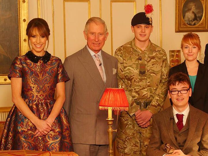 Das offizielle Foto zum Event: Prinz Charles (2.v.l.) nach dem Gespräch mit Moderatorin Alex Jones und jungen "iwill"-Botschaftern