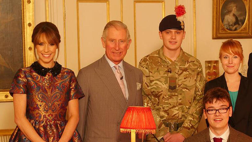 Das offizielle Foto zum Event: Prinz Charles (2.v.l.) nach dem Gespräch mit Moderatorin Alex Jones und jungen "iwill"-Botschaftern Das offizielle Foto zum Event: Prinz Charles (2.v.l.) nach dem Gespräch mit Moderatorin Alex Jones und jungen "iwill"-Botschaftern