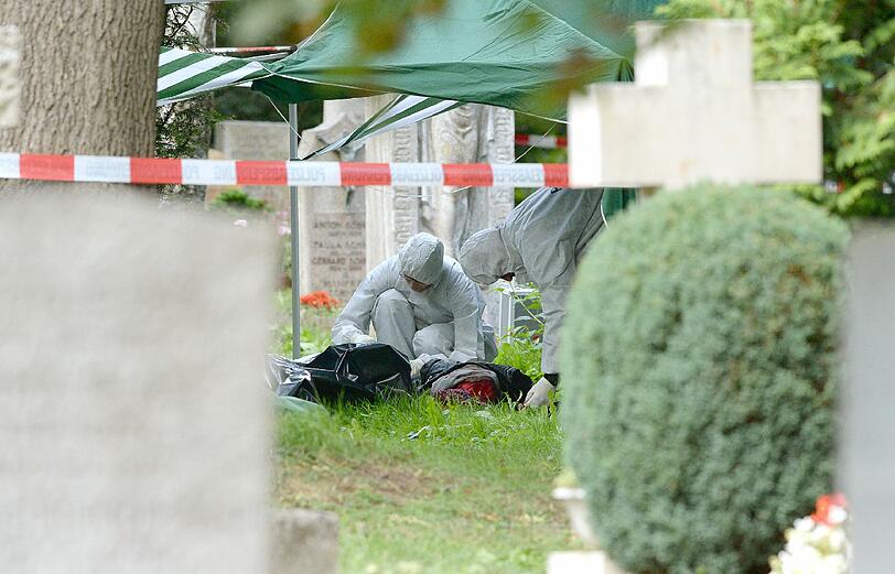 Ermittler sichern nach dem Leichenfund die Spuren.