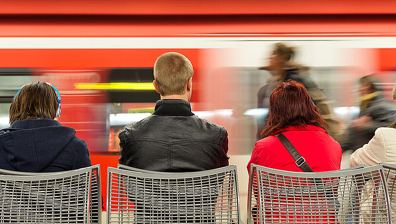 Im Schnitt fährt an jedem zweiten Tag eine S-Bahn einfach durch. Die Fahrgäste und Pendler bleiben im wahrsten Sinne des Wortes sitzen. Im Schnitt fährt an jedem zweiten Tag eine S-Bahn einfach durch. Die Fahrgäste und Pendler bleiben im wahrsten Sinne des Wortes sitzen.