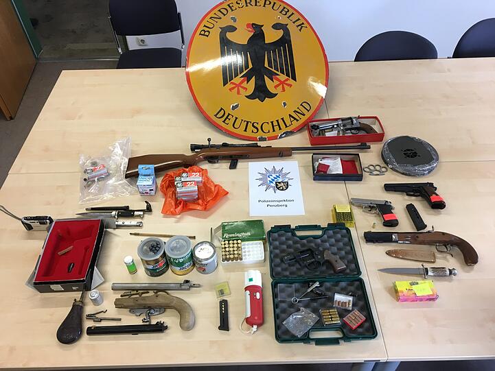 Bei der Durchsuchung fand die Polizei illegale Waffen und Munition.