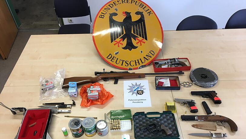 Bei der Durchsuchung fand die Polizei illegale Waffen und Munition. Bei der Durchsuchung fand die Polizei illegale Waffen und Munition.