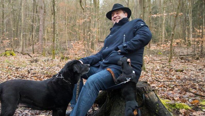 Markus Söder mit seinen Hunden Fanny, einer Labrador-Hündin, und Bella, einer Zwergpinscher-Hündin. Foto: Daniel Karmann/dpa